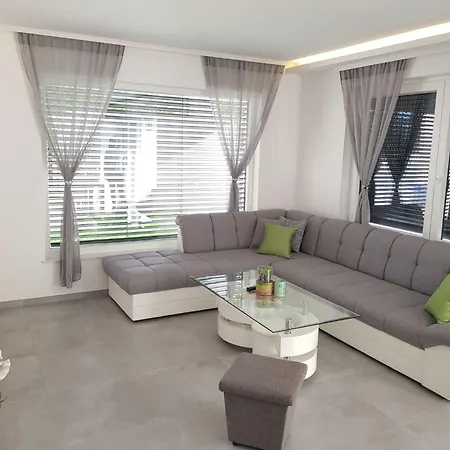 Mit Privatem Pool In Ruhiger Lage- By Interhome