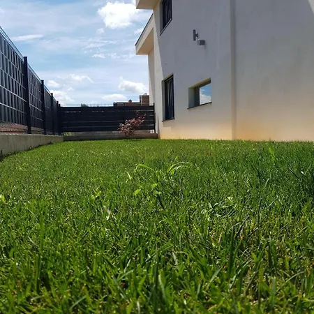 Prázdninový dům Mit Privatem Pool In Ruhiger Lage- By Interhome