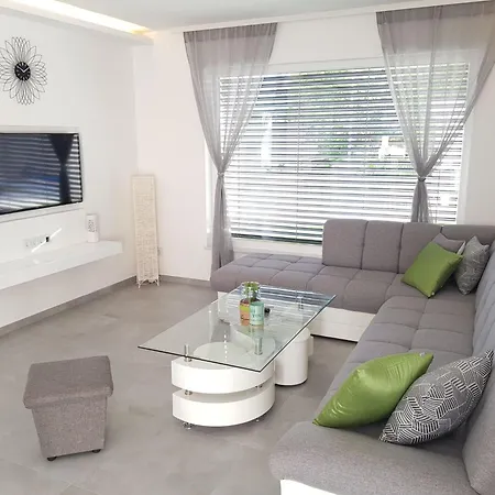 Mit Privatem Pool In Ruhiger Lage- By Interhome