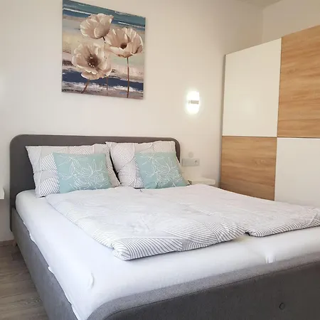 Mit Privatem Pool In Ruhiger Lage- By Interhome 別荘