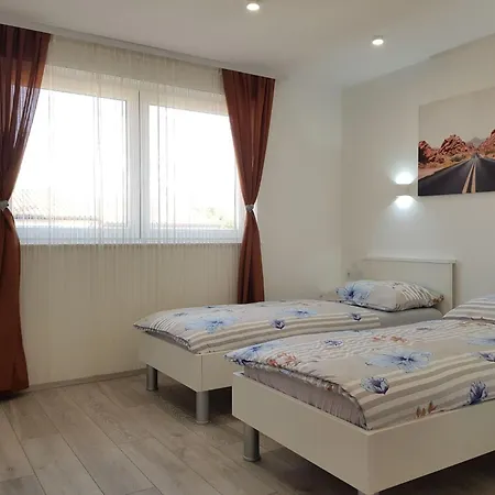 別荘 Mit Privatem Pool In Ruhiger Lage- By Interhome